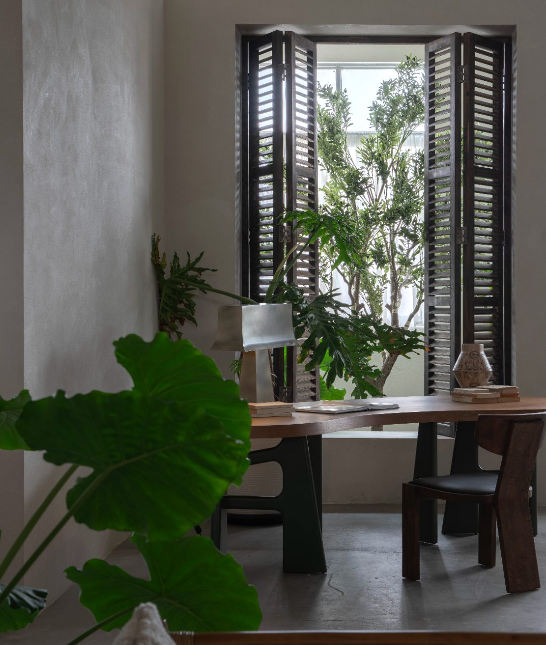 A bright KBH dining scene by the window