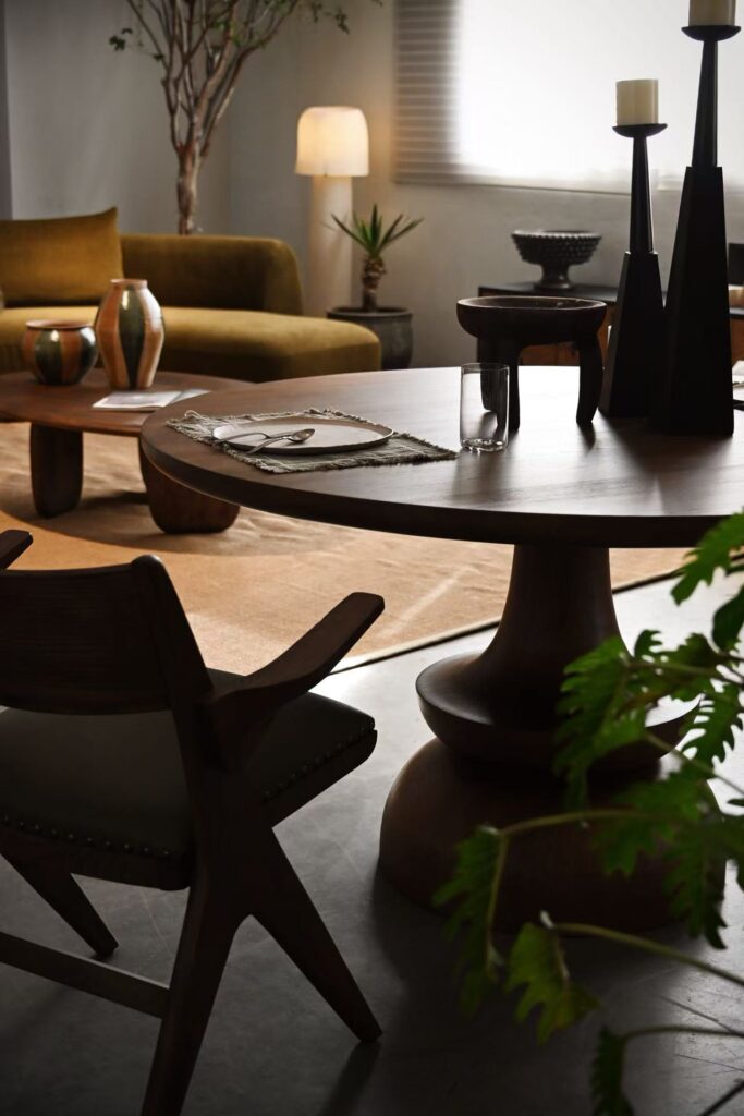 Warm Gathering scene by KBH with the Goblet Round Table in a dining room (5)