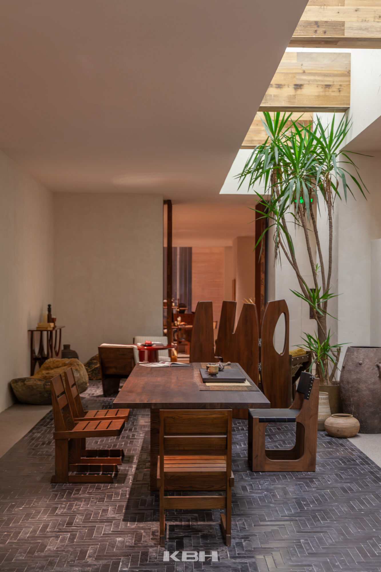 Warm Gathering scene by KBH with the Twin Peak Dining Table, photographed in a dining room